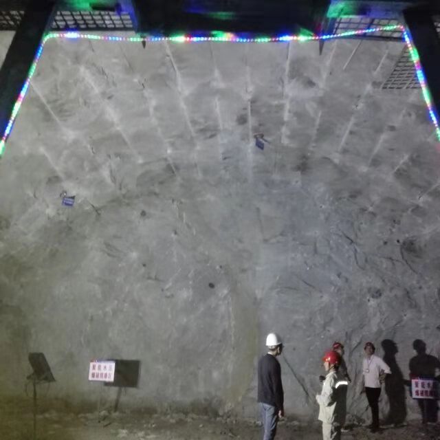 隧道聚能管光面爆破